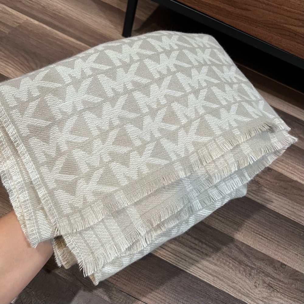 Michael Kors Gray Reversible Monogram Tartan Blanket Plaid Scarf - Picture 5 of 5